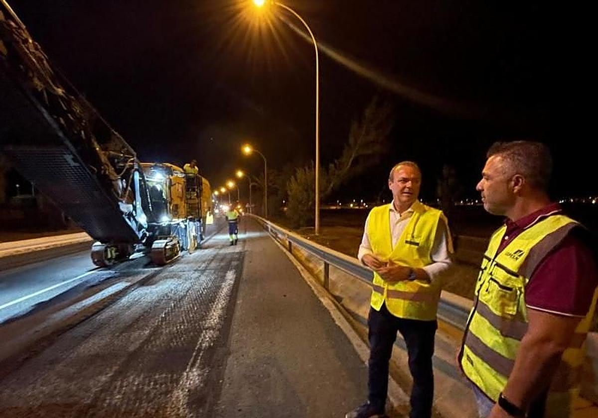 Augusto Hidalgo, consejero de Obras Públicas del Cabildo de Gran Canaria, en un asfaltado nocturno.