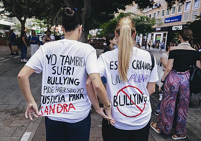 Leire Núñez y su madre, con camisetas tuneadas para la protesta.