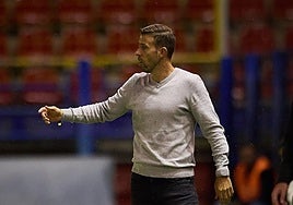 Luis García en la banda del Francisco de la Hera durante el partido.