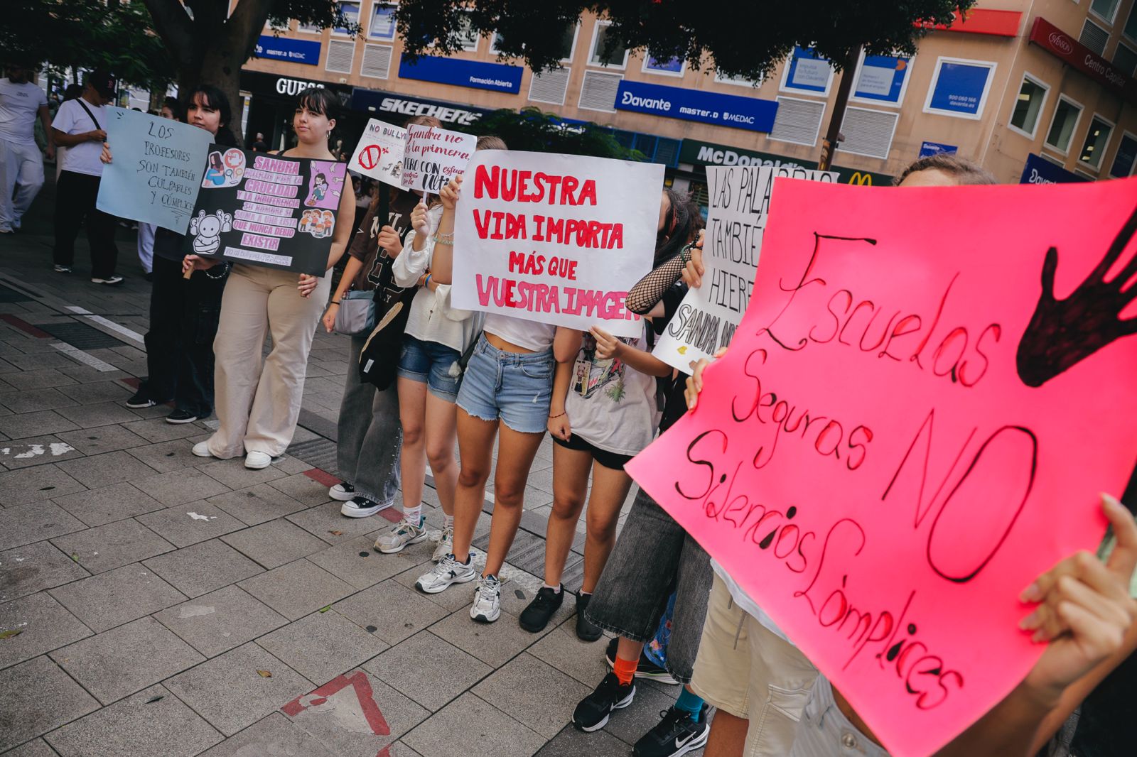 Los estudiantes exigen en la calle protección ante el acoso escolar
