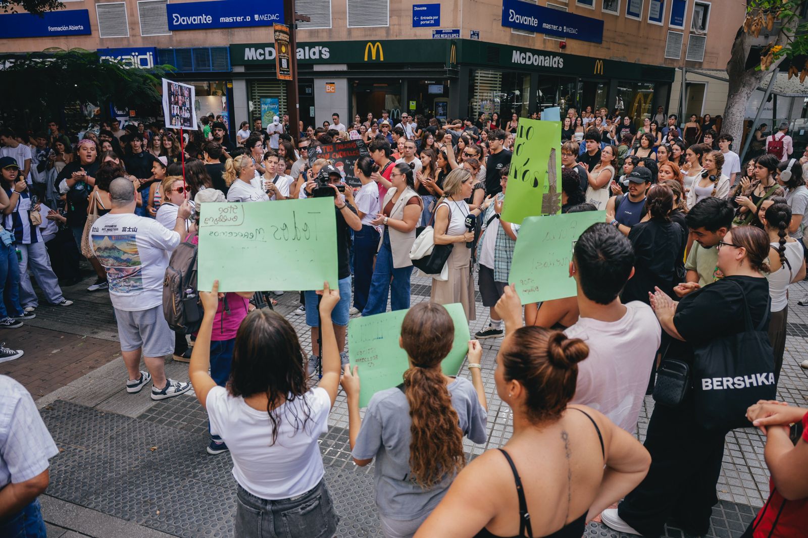 Los estudiantes exigen en la calle protección ante el acoso escolar