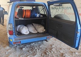 Los tres sacos de mejillones, ya en el vehículo policial.