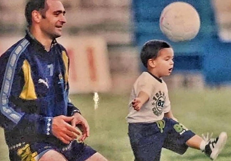 Mikel Merino, junto a su padre Miguel Merino, cuando éste era jugador de la Unión Deportiva Las Palmas en las temporadas 97-98 y 98-99.