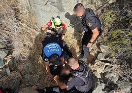 Imagen del momento del rescate de la mujer en el barranco de Las Casillas.