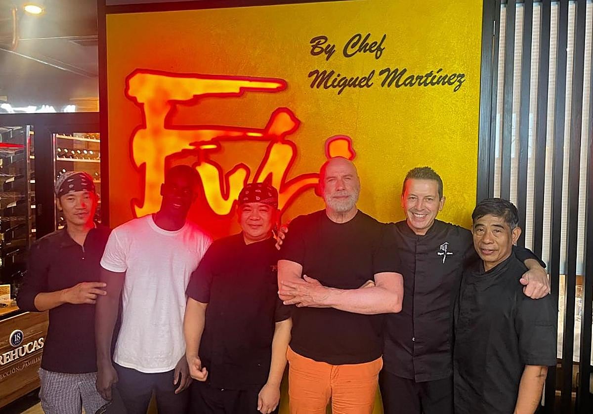 El equipo del restaurante Fuji posa junto al actor John Travolta.