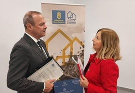 Augusto Hidalgo y Lourdes Armas, gerente del Consorcio de Vivienda de Gran Canaria.