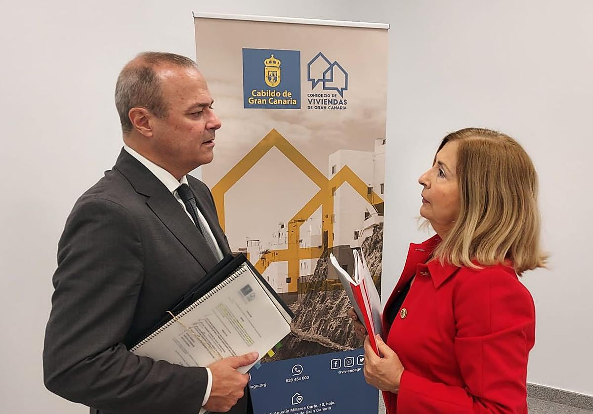 Augusto Hidalgo y Lourdes Armas, gerente del Consorcio de Vivienda de Gran Canaria.