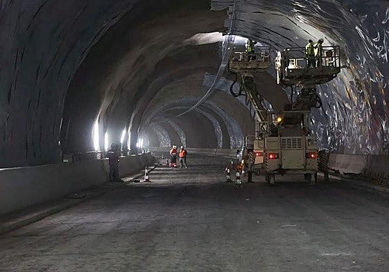 Obras en uno de los túneles del tramo en ejecución de la carrerera de La Aldea.