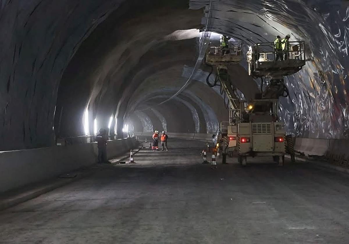 Obras en uno de los túneles del tramo en ejecución de la carrerera de La Aldea.