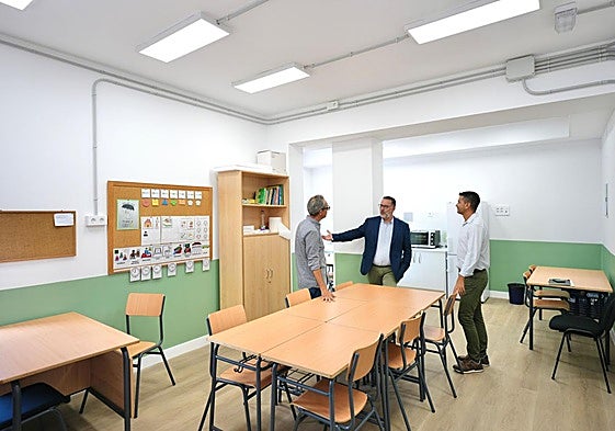 Poli Suárez (c) visita el aula Enclave del IES Los Tarahales.