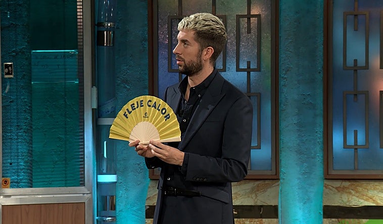 Imagen de David Broncano con el abanico de Guaguas Municipales.