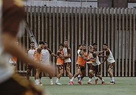 Varios futbolistas de la UD, atentos a una acción de estrategia durante un entrenamiento en Barranco Seco.
