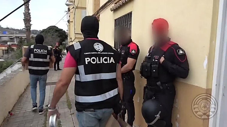 Imagen de agentes de la Policía Canaria durante uno de los registros realizados en el marco de esta operación Íncubo.