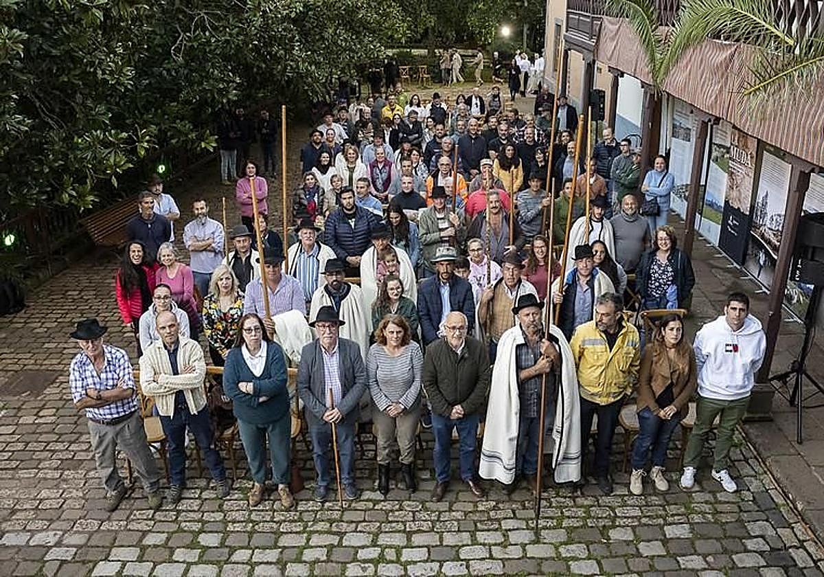 Imagen de un encuentro del Cabildo con pastores de la isla en la finca de Osorio.