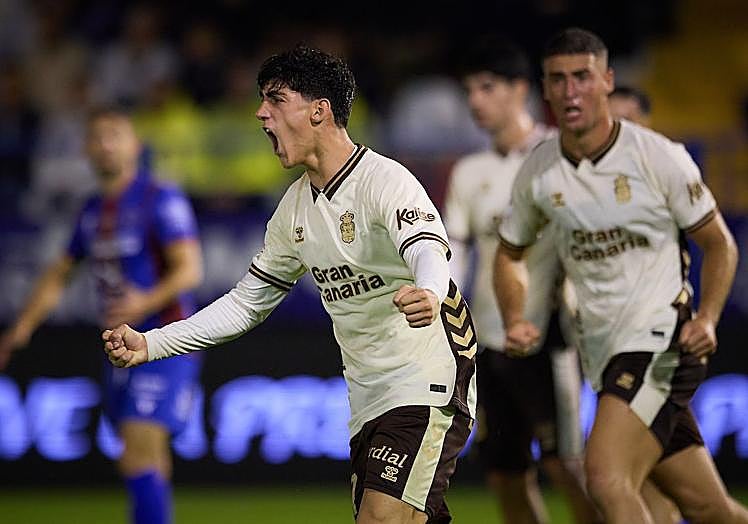 Pezzolesi celebra un gol que no valdría de nada.