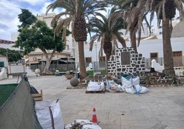Obras este miércoles en la plaza de Las Palmas, junto a la iglesia de San Ginés.