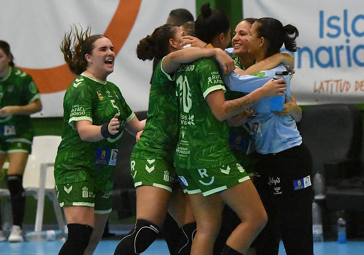 Las jugadoras del Rocasa celebraron así el triunfo ante el conjunto gallego.