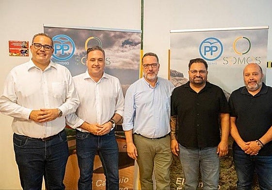 Representantes del PP y de Somos, durante el acto de presentación del acuerdo.