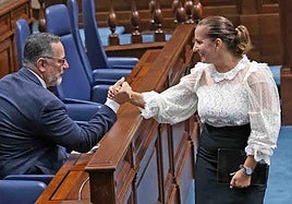 La parlamentaria del PP por Fuerteventura, María Saavedra, saluda al consejero regional de Educación, Poli Suárez.