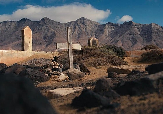 El camposanto de Cofete, en el municipio de Pájara, donde la arena entra y sale como si no existieran los muros.