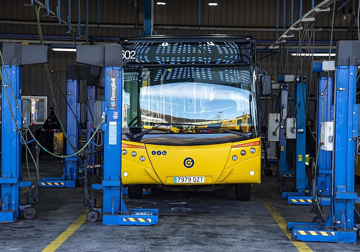 Imagen de una guagua en el taller del Sebadal, en Las Palmas de Gran Canaria.