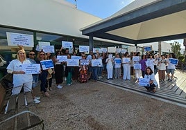 Técnicos superiores concentrados este jueves a las puertas del hospital Doctor José Molina Orosa de Lanzarote.