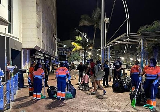 Imagen de archivo del dispositivo de limpieza de la playa de Las Canteras tras la noche de San Juan en Las Palmas de Gran Canaria.