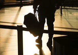 Imagen de archivo de un pasajero con su equipaje.