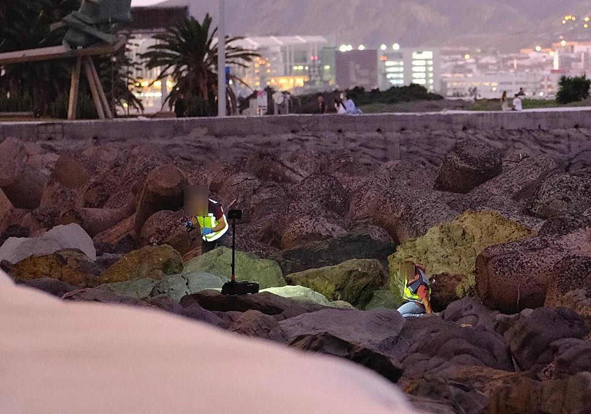 Imagen del Grupo de Homicidios trabajando en el lugar donde se halló el cadáver.