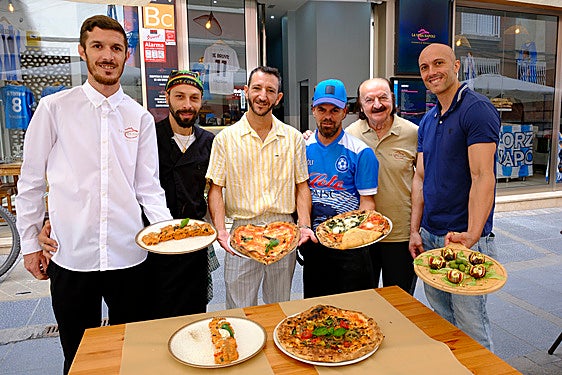 Equipo de La Vera Napoli con sus mejores elaboraciones.