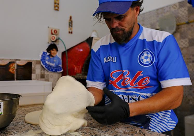 Alessandro, pizzero del restaurante, haciendo la masa de la pizza.