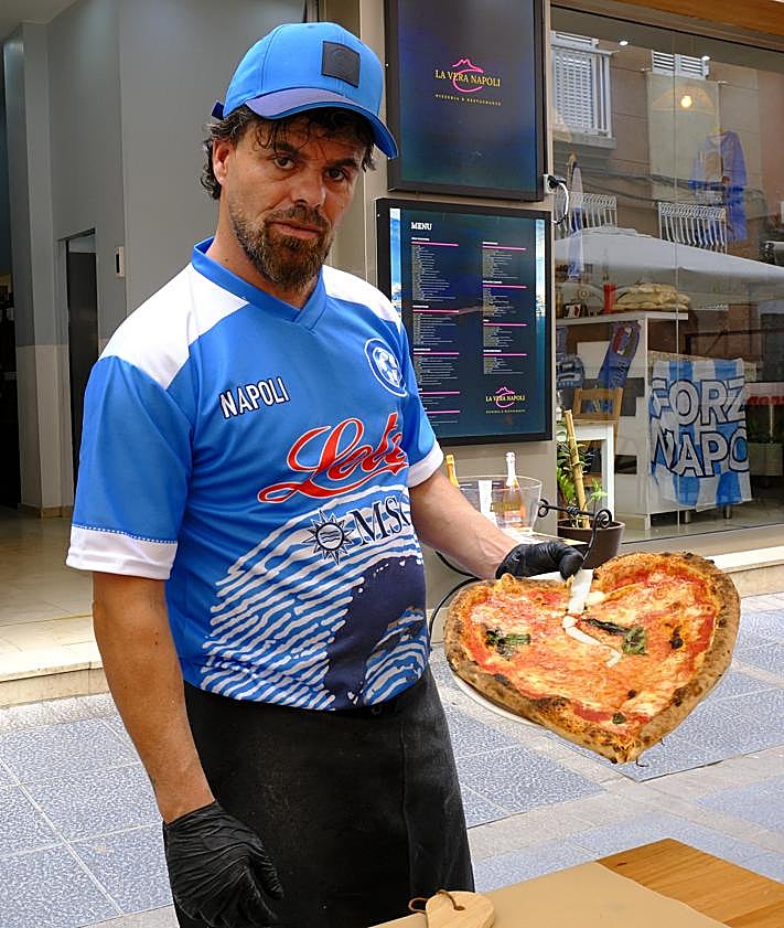 Imagen secundaria 2 - El pizzero de la casa, Alessandro.