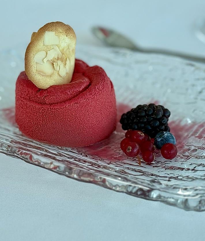 Imagen secundaria 2 - Menú del encuentro: crema de espárragos de Gáldar, cherne sobre mojo de cilantro y semifrío de chocolate con cremoso de tuno indio