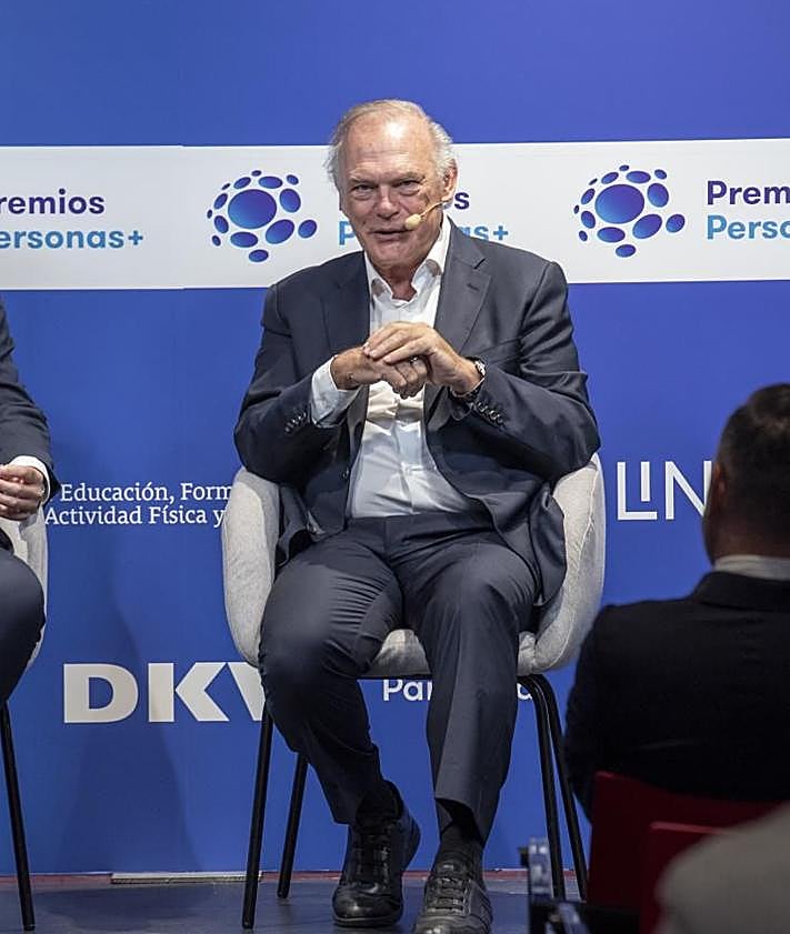 Imagen secundaria 2 - En la imagen superior, las personas premiadas. Abajo, a la izquierda, Kiko Barroso (i) junto al físico Javier Santaolalla y en la derecha, Pedro Piqueras.