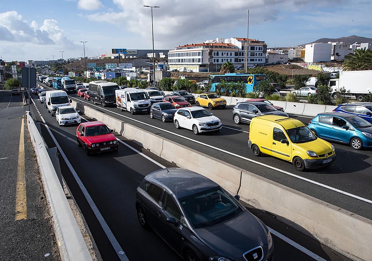 Atasco provocado en la GC-1 tras un accidente múltiple de cinco vehículos.