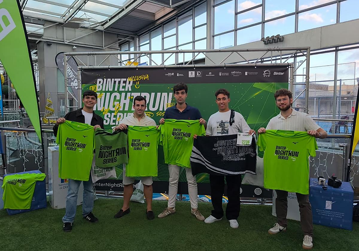 Últimos inscritos recogiendo sus dorsales, camisetas y kits de carrera.