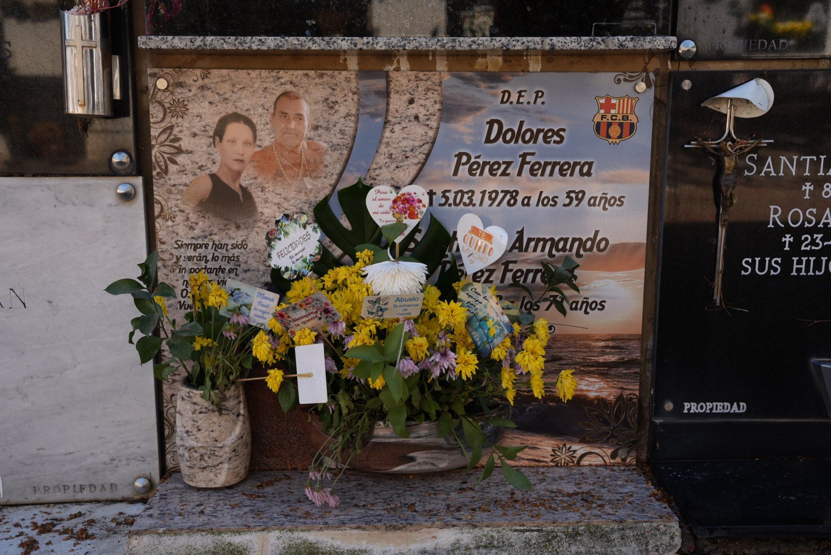 El Cementerio de San Lázaro se llena de flores por el Día de Todos los Santos