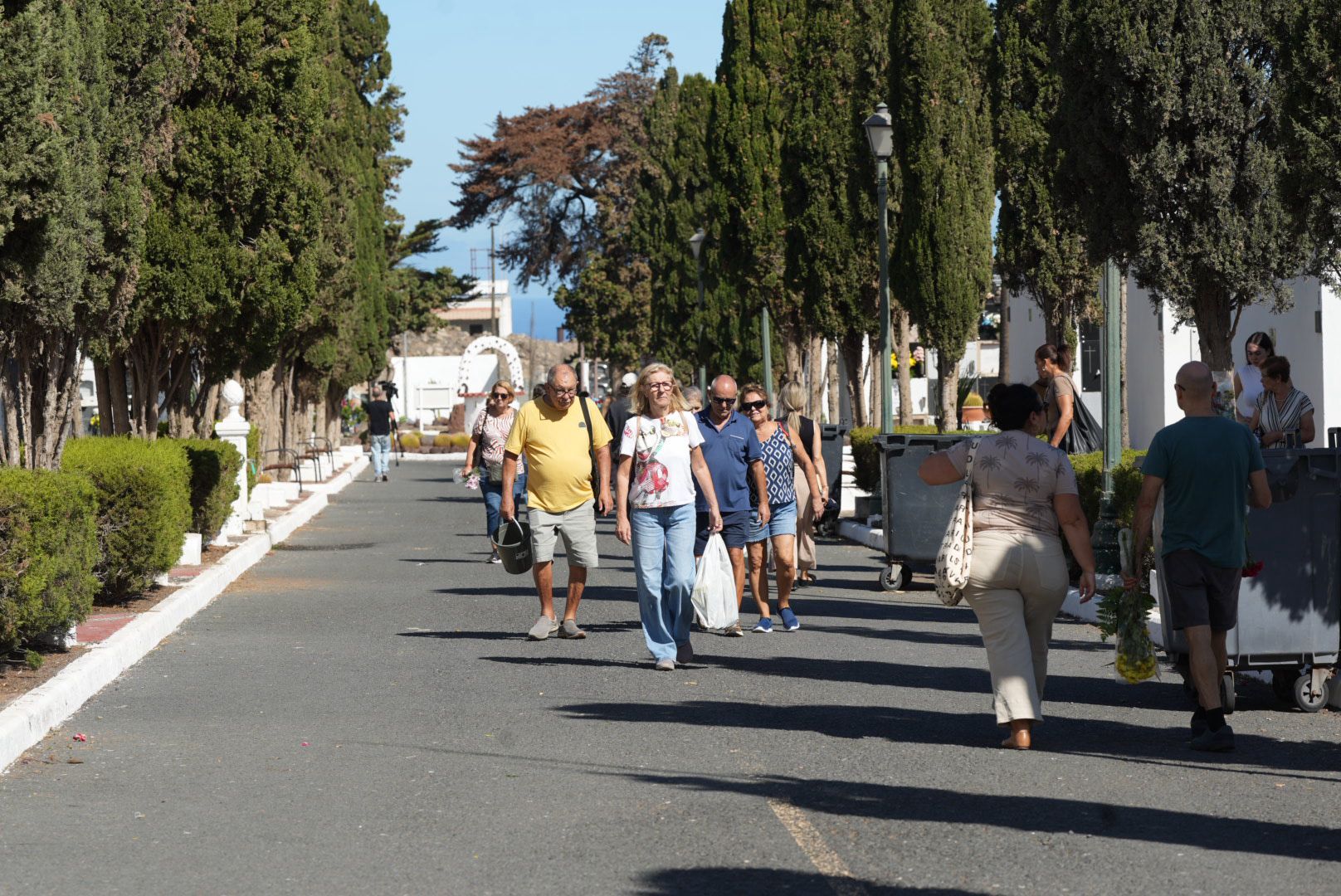 El Cementerio de San Lázaro se llena de flores por el Día de Todos los Santos