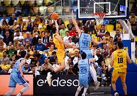 Brussino entra a canasta, ante la oposición de Lammers y Kuric, en el duelo frente al MoraBanc Andorra celebrado la pasada campaña en el Gran Canaria Arena.