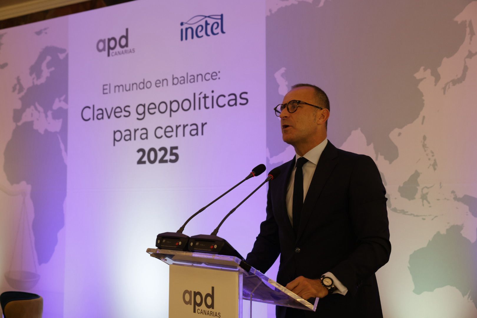 Los asistentes a la conferencia del exdirector del CNI Jorge Dezcallar