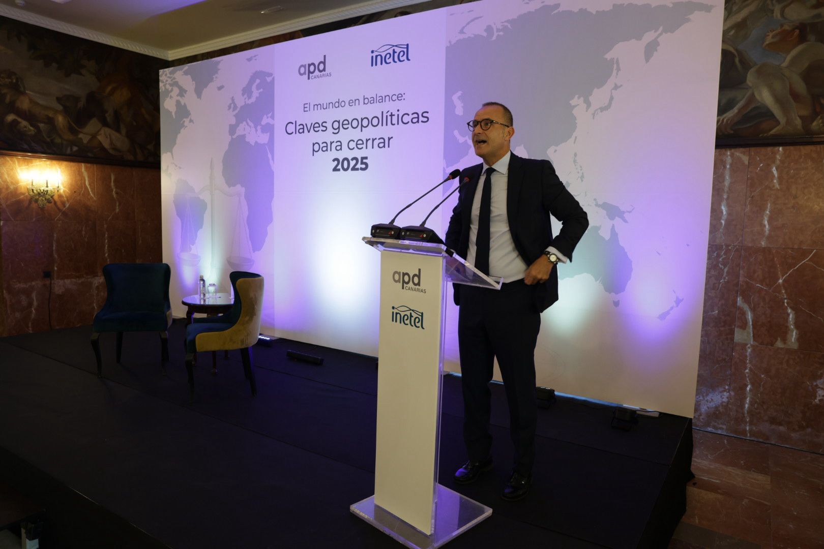 Los asistentes a la conferencia del exdirector del CNI Jorge Dezcallar