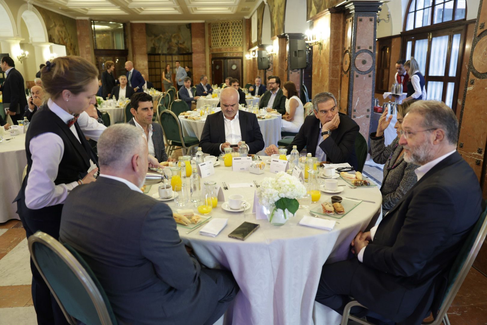 Los asistentes a la conferencia del exdirector del CNI Jorge Dezcallar