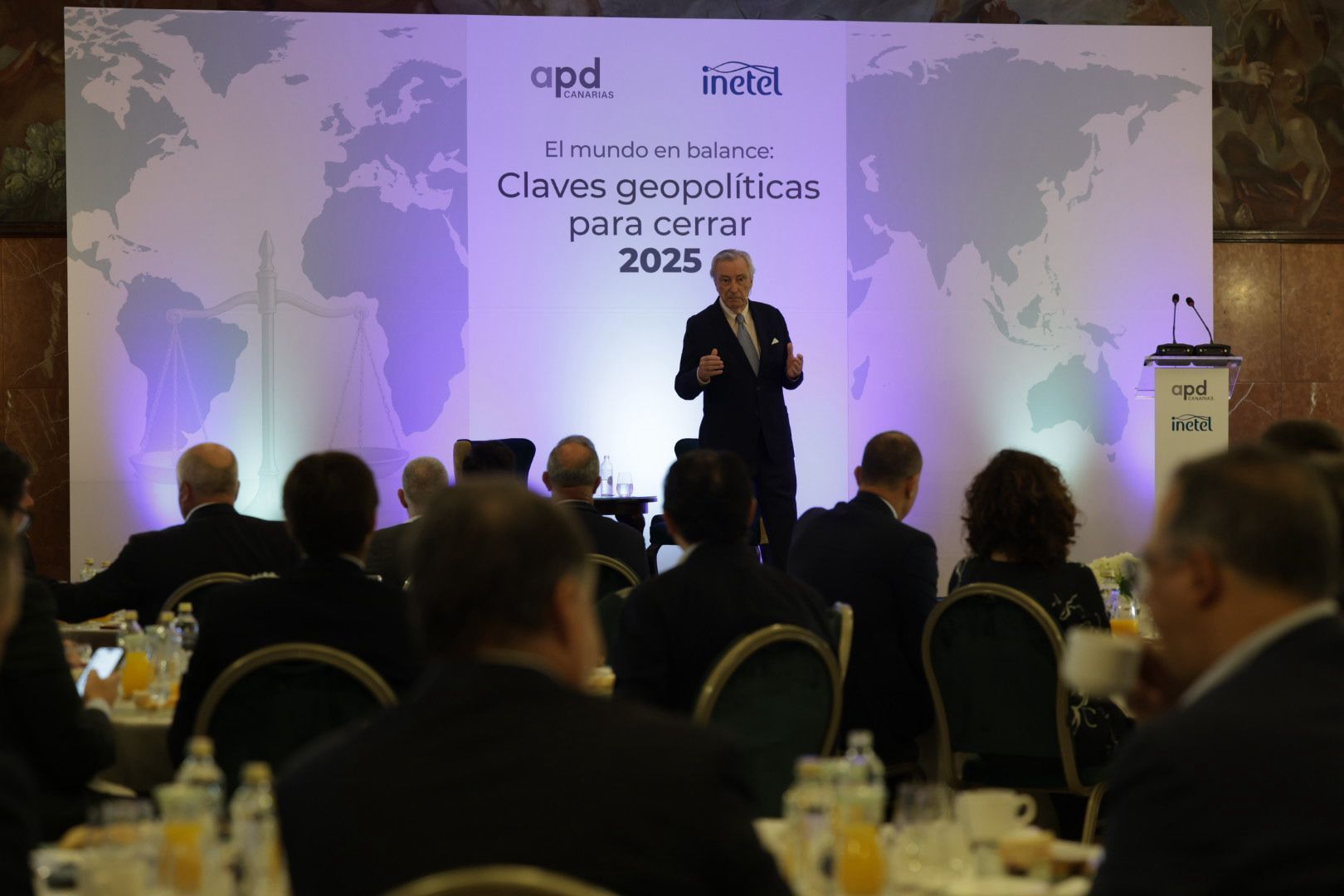 Los asistentes a la conferencia del exdirector del CNI Jorge Dezcallar