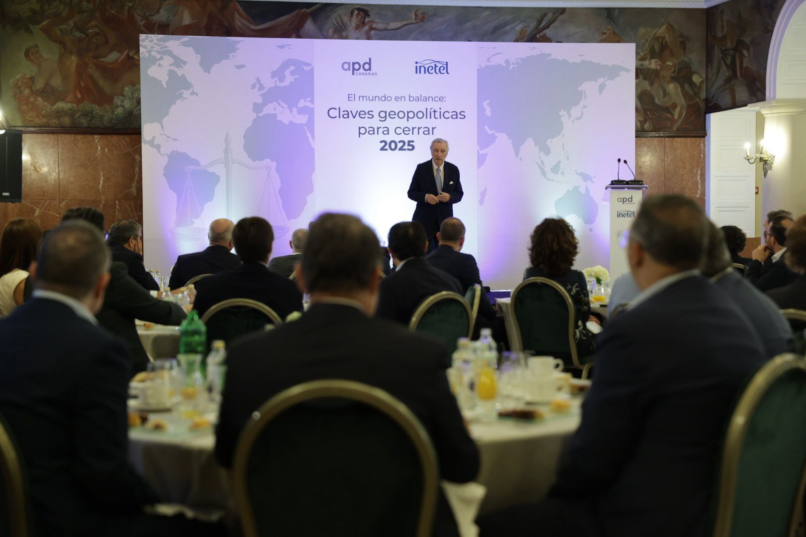 Los asistentes a la conferencia del exdirector del CNI Jorge Dezcallar