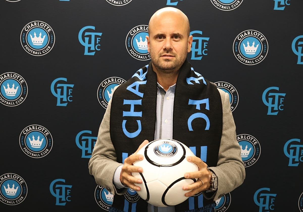 Imagen principal - Arriba, Miguel Ángel Ramírez en su etapa en Charlotte, en Estados Unidos, entre otros clubes y países que jalonan su currículum. Abajo a la izquierda, David Deogracia, que ya probó fortuna en Tailandia y Marruecos antes de ir a Rusia. A la derecha, Yeray Rodríguez, en las instalaciones del Al-Arabi SC de Catar.