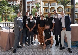 En la imagen, la alcaldesa, Onalia Bueno, con parte del equipo del programa, el chef de Los Guayres, Ruymán González, y representantes del Hotel Cordial Mogán Playa.