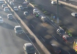 La Policía Local y la ambulancia actúan en el lugar. Imagen de las cámaras de Tráfico.