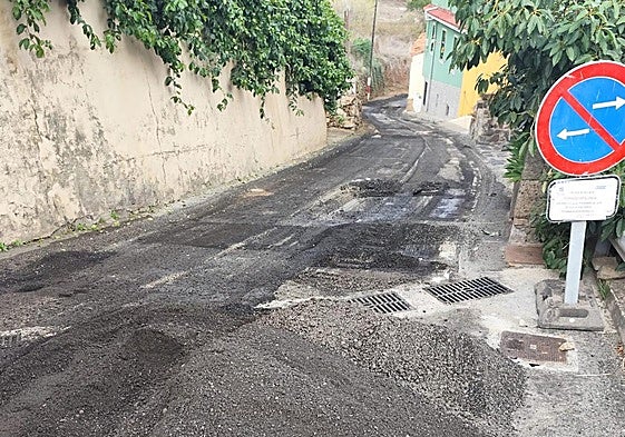 La carretera del Camino Real del Álamo, en Teror, que será asfaltada durante el lunes y el martes.