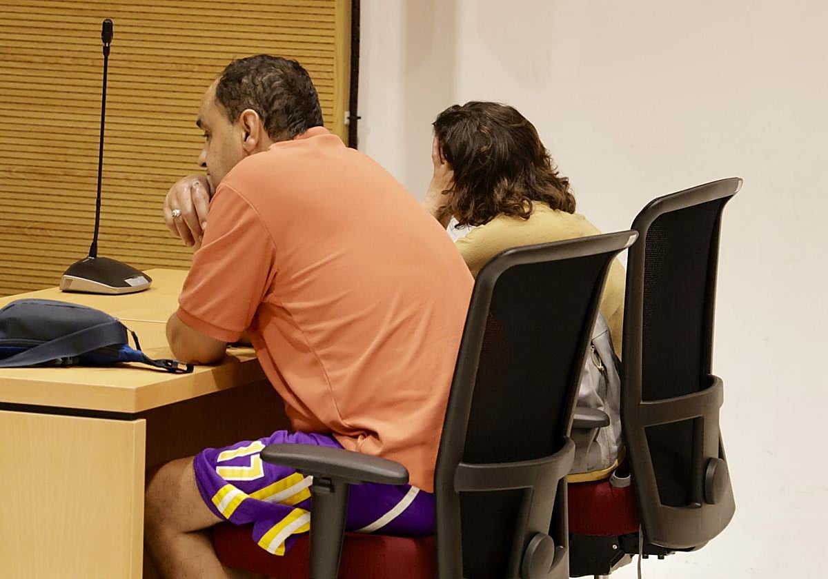 Daniel Isaías y su pareja, Yurena Esther, durante un juicio.