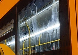 Imagen de una guagua con restos del huevo que le impactó en uno de los laterales.